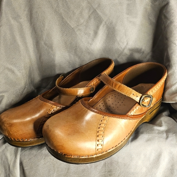 DANSKO MARYJANES 🪆👩🏽⚕️ size 40 | Tan clogs | great condition - Picture 2 of 9